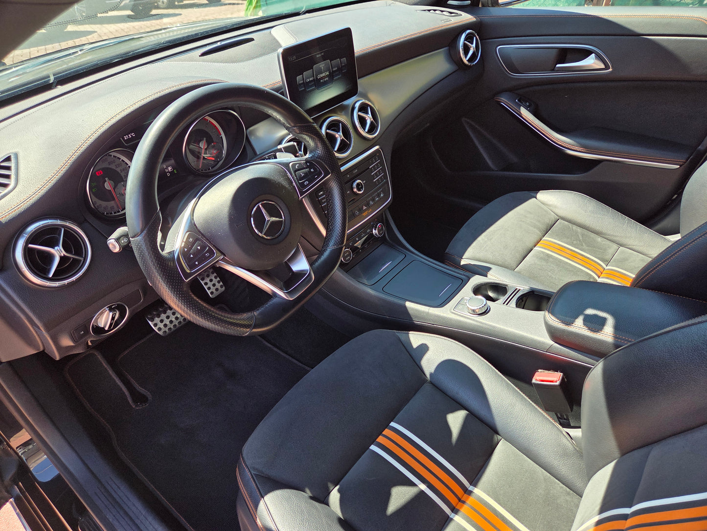 MERCEDES CLA 220D SHOOTING BRAKE ORANGE ART EDITION AMG LINE