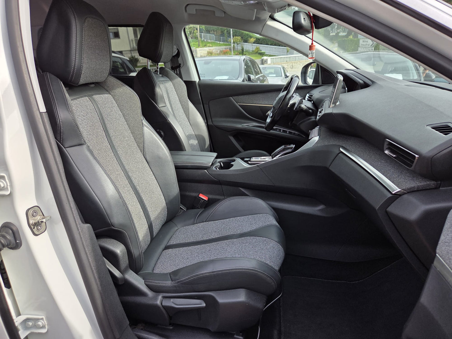 PEUGEOT 5008 ALLURE EAT8